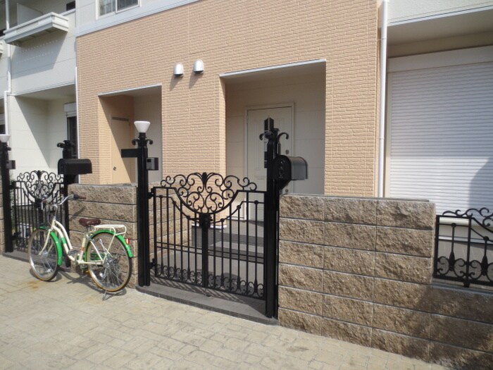物件外観写真3　(エントランス部分)