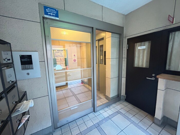 物件外観写真4　(エントランス部分)