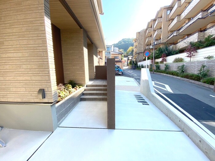 物件外観写真3　(エントランス部分)