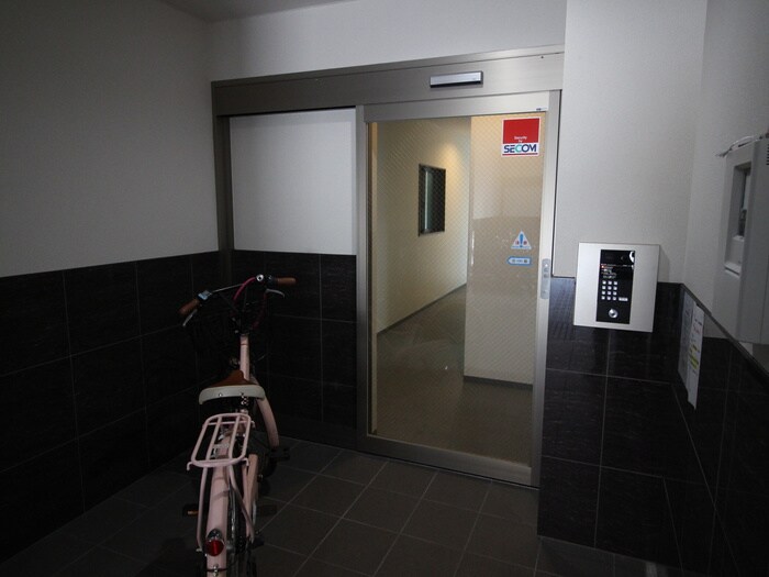 物件外観写真2　(エントランス部分)