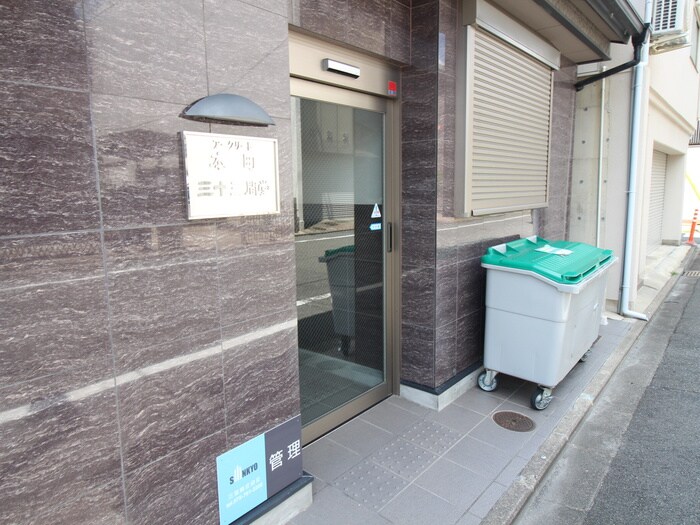 物件外観写真3　(エントランス部分)