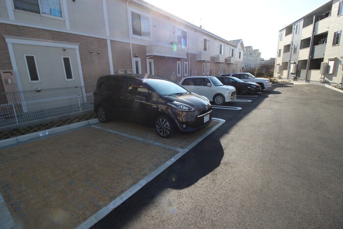 物件外観写真3　(駐車場)