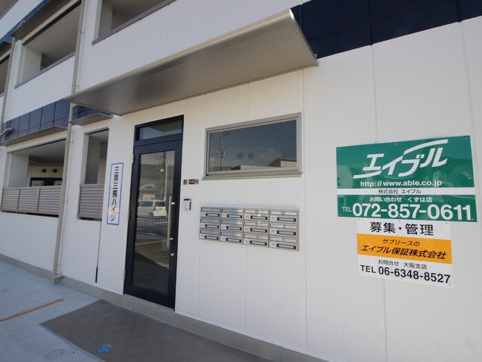 物件外観写真3　(エントランス部分)