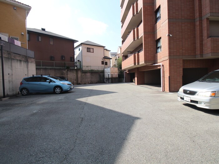 物件外観写真4　(駐車場)