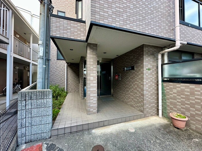 物件外観写真2　(エントランス部分)