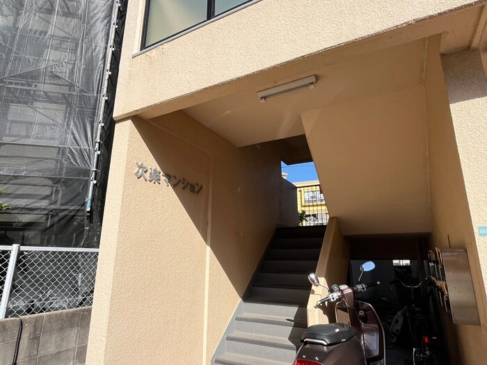 物件外観写真3　(エントランス部分)