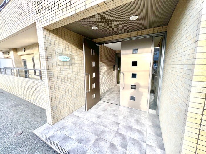 物件外観写真2　(エントランス部分)