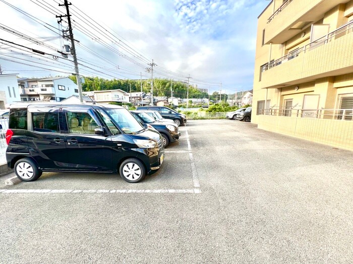 物件外観写真4　(駐車場)