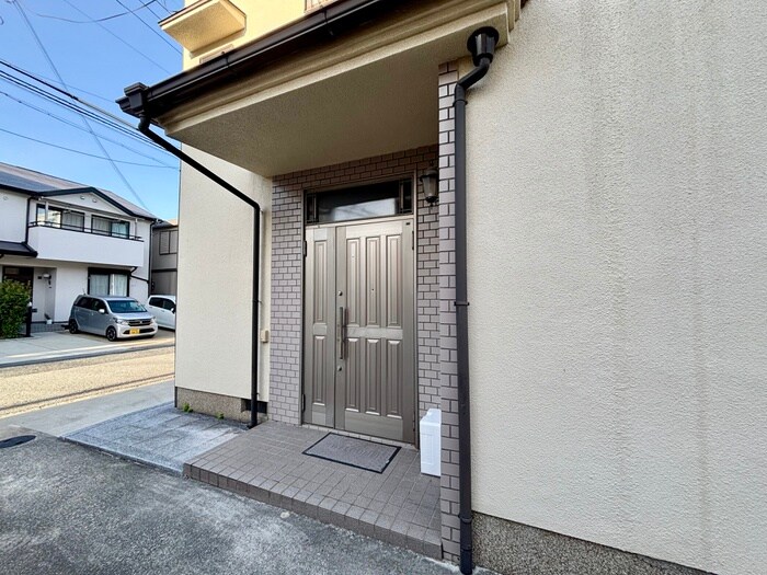 物件外観写真2　(エントランス部分)
