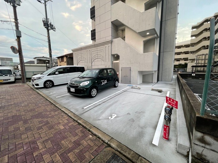 物件外観写真6　(駐車場)