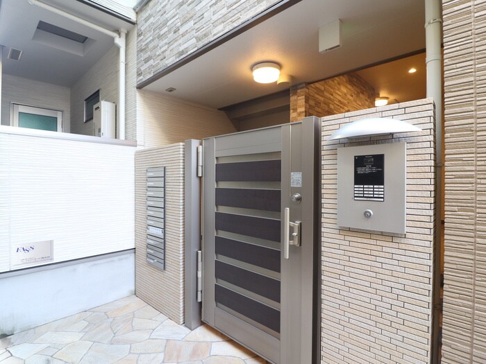 物件外観写真4　(エントランス部分)