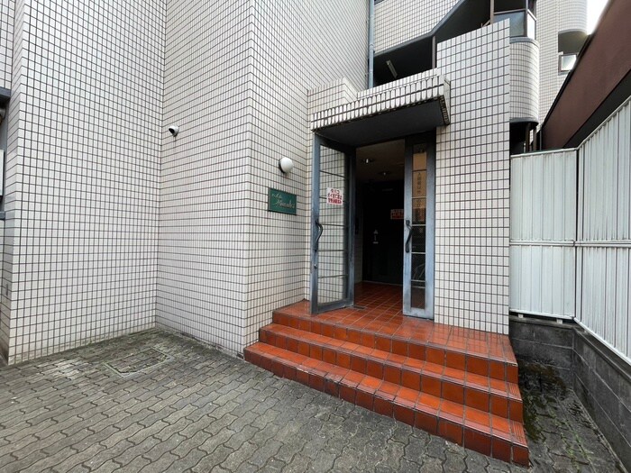 物件外観写真2　(エントランス部分)