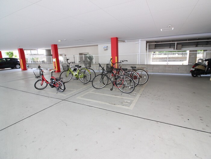 物件外観写真5　(駐輪場)