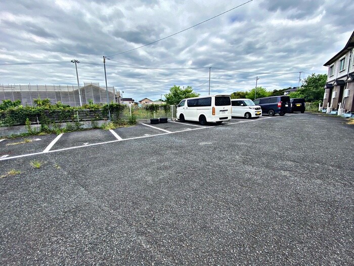 物件外観写真5　(駐車場)