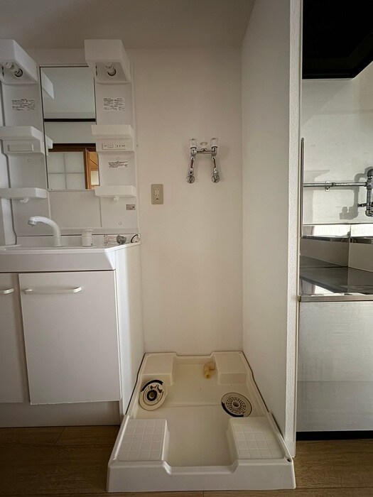 物件内観写真11　(洗濯機置場)