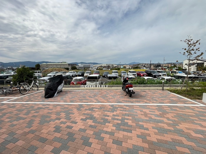 物件外観写真5　(バイク置き場)