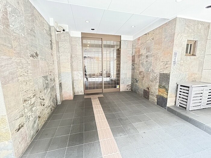 物件外観写真6　(エントランス部分)