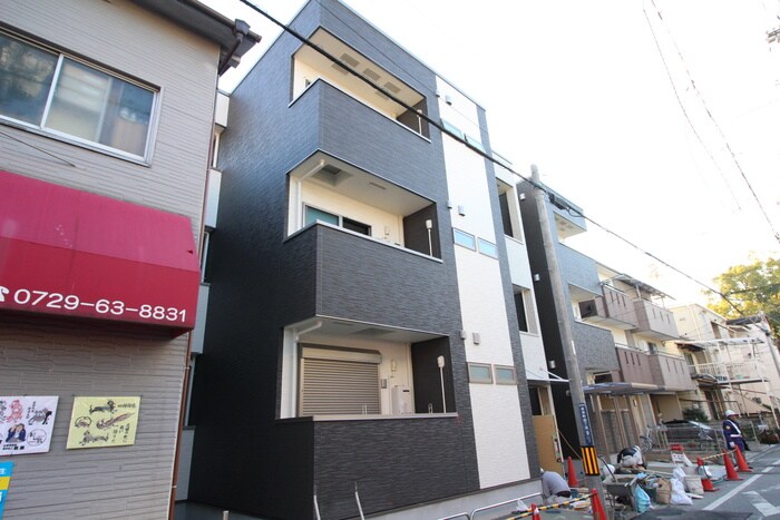 物件外観写真3　(エントランス部分)