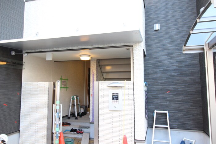 物件外観写真4　(エントランス部分)