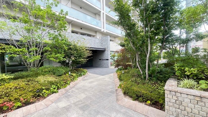 物件外観写真2　(エントランス部分)