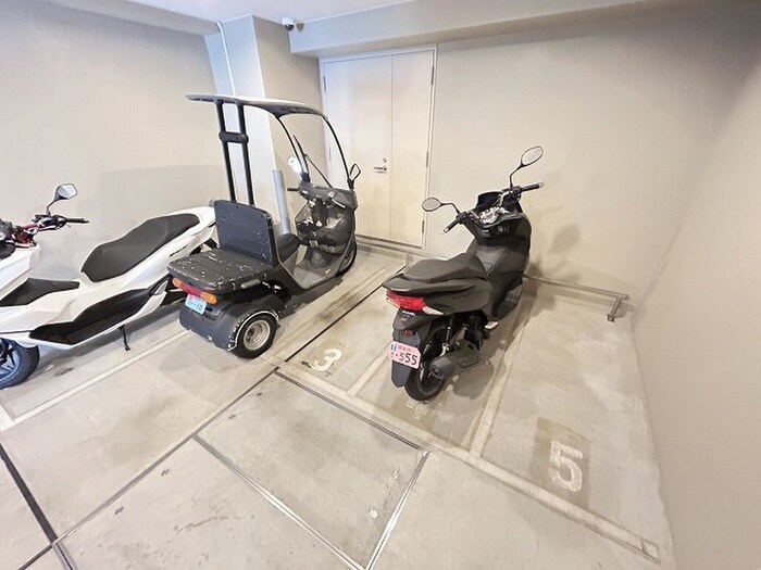 物件外観写真6　(バイク置き場)