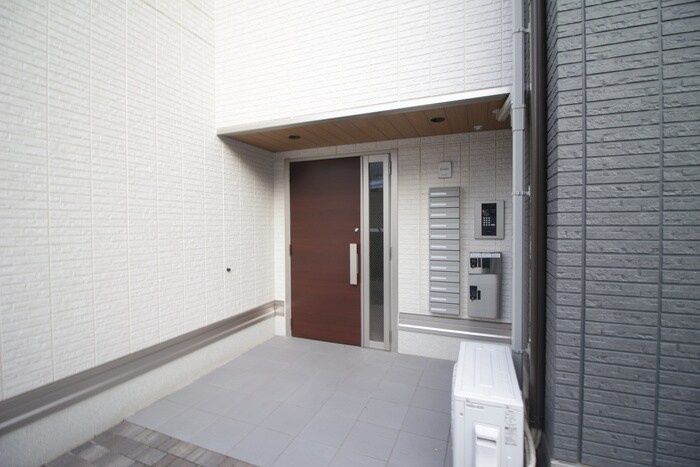 物件外観写真3　(エントランス部分)