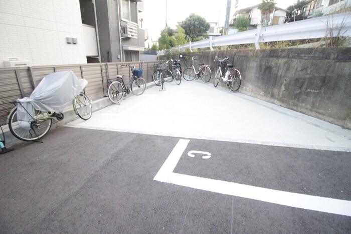 物件外観写真4　(駐輪場)