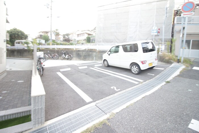 物件外観写真5　(駐車場)