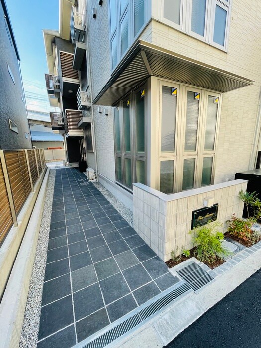 物件外観写真4　(エントランス部分)