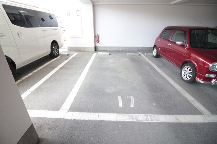 物件外観写真3　(駐車場)