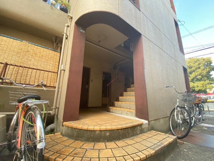 物件外観写真2　(エントランス部分)