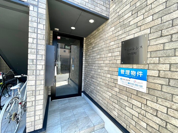物件外観写真4　(エントランス部分)