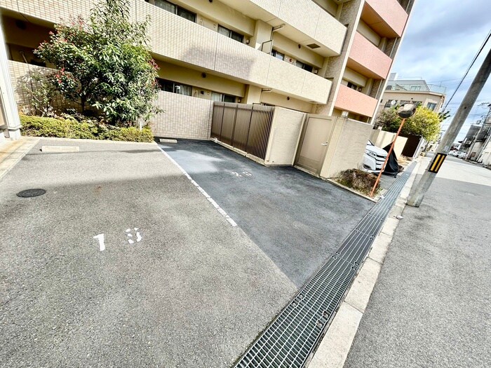 物件外観写真2　(駐車場)