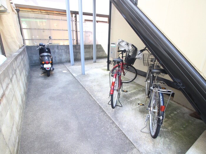 物件外観写真4　(駐輪場)