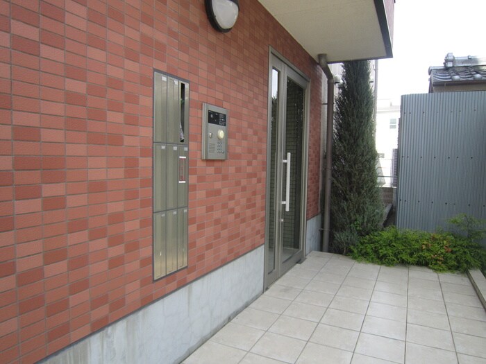 物件外観写真2　(エントランス部分)