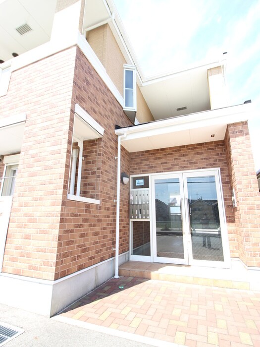 物件外観写真2　(エントランス部分)