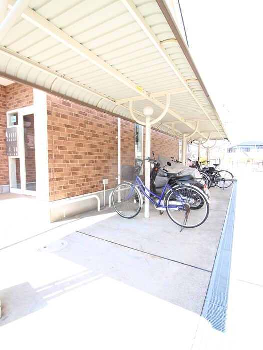 物件外観写真3　(駐輪場)