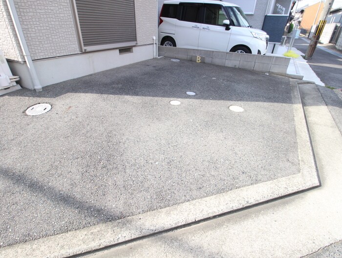 物件外観写真5　(駐車場)