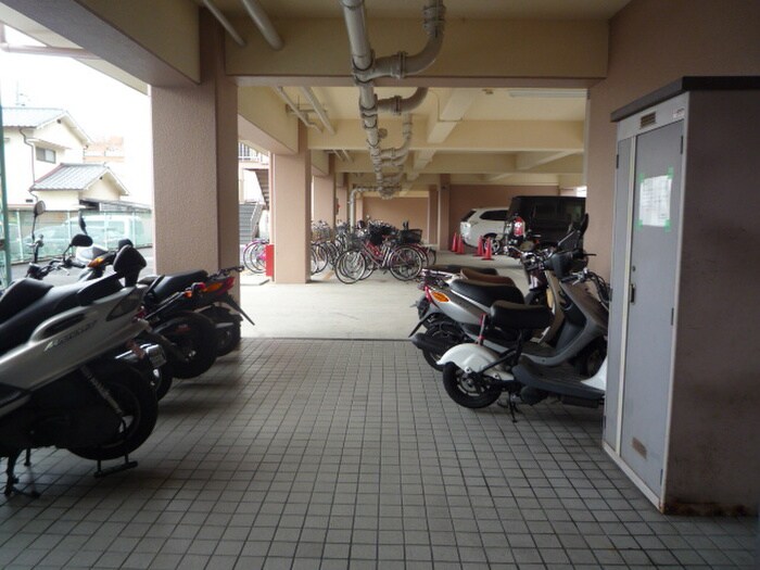 物件外観写真5　(駐車場)