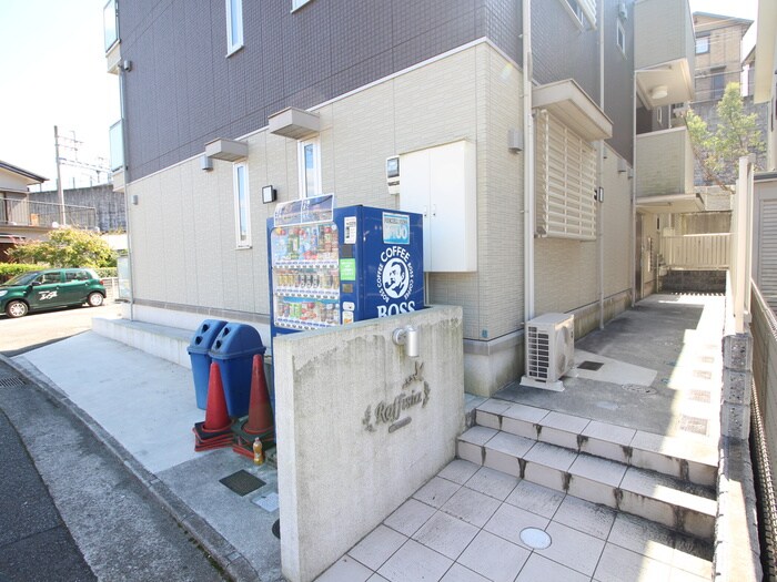 物件外観写真3　(エントランス部分)