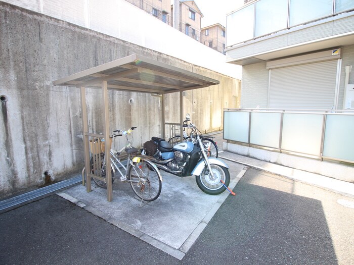 物件外観写真4　(バイク置き場)