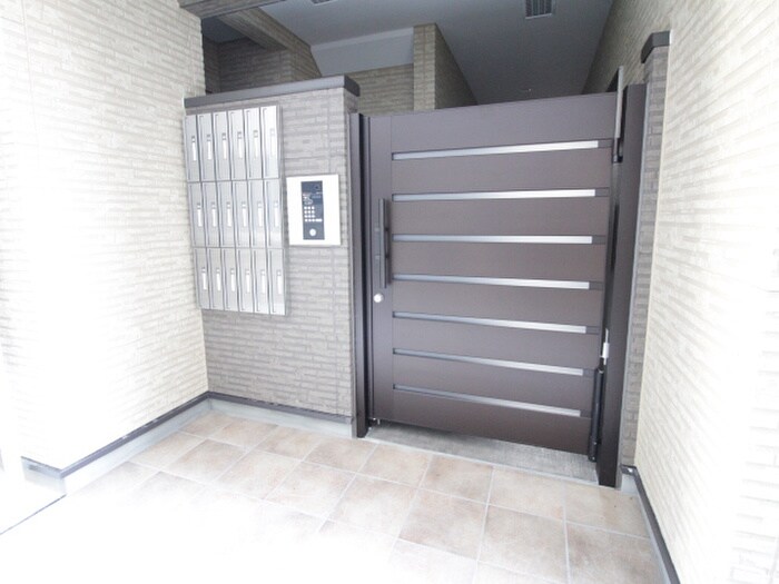 物件外観写真4　(エントランス部分)