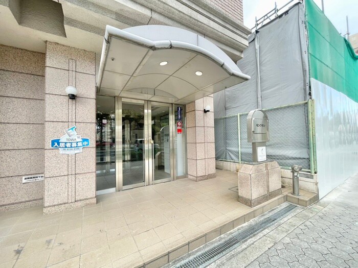 物件外観写真3　(エントランス部分)