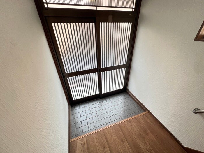 物件内観写真12　(玄関)