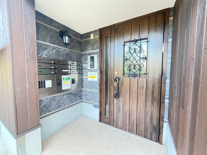 物件外観写真3　(エントランス部分)