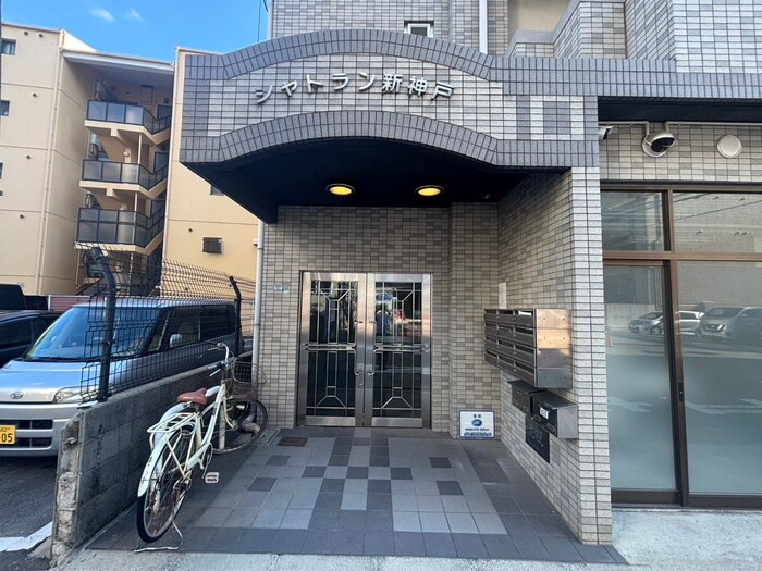 物件外観写真4　(エントランス部分)