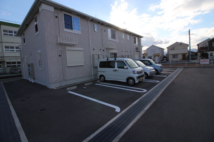 物件外観写真6　(駐車場)