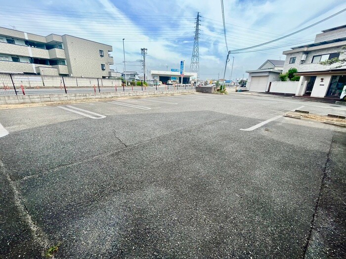 物件外観写真2　(駐車場)