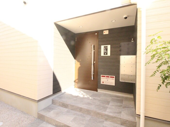 物件外観写真2　(エントランス部分)