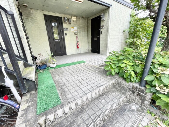 物件外観写真4　(エントランス部分)